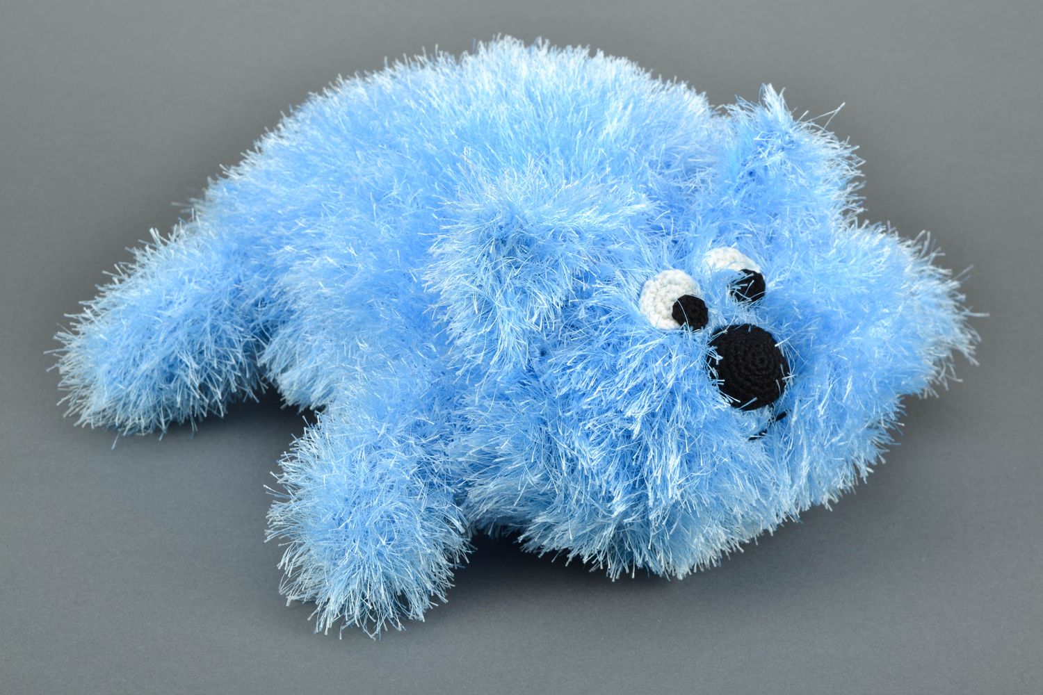 Вязаная игрушка-подушка кот голубого цвета фото 1