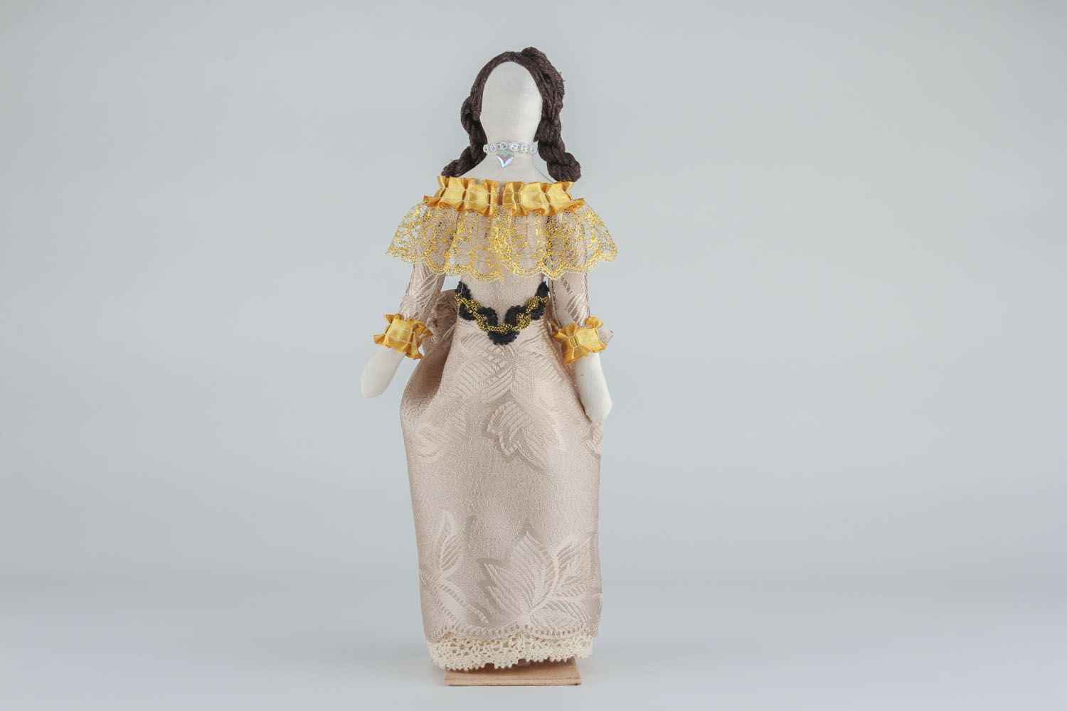 Puppe im Kleid foto 2