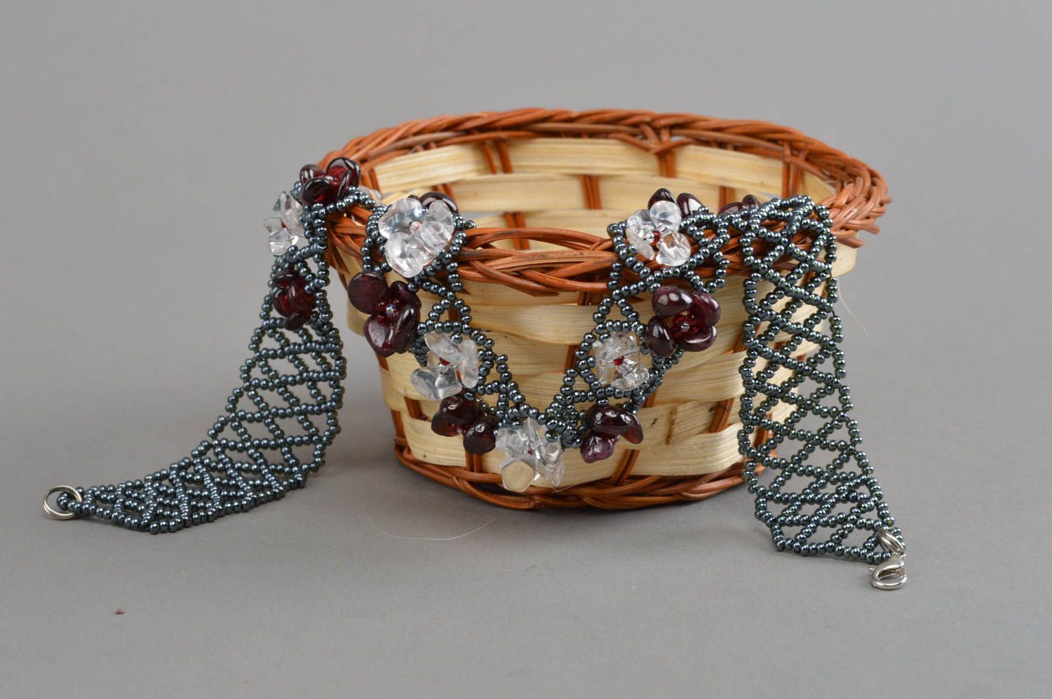 Оригинальное красивое ожерелье из бисера и натуральных камней ручной работы фото 1