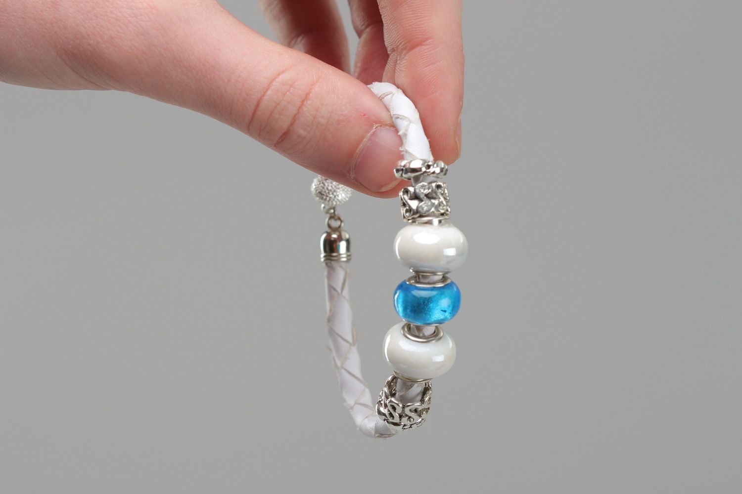 Bracelet en cuir blanc fait main original avec perles fantaisie pour femme photo 5