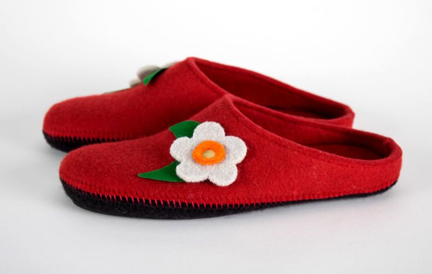 Pantoufles en laine feutrée rouges avec fleur fait main photo 2