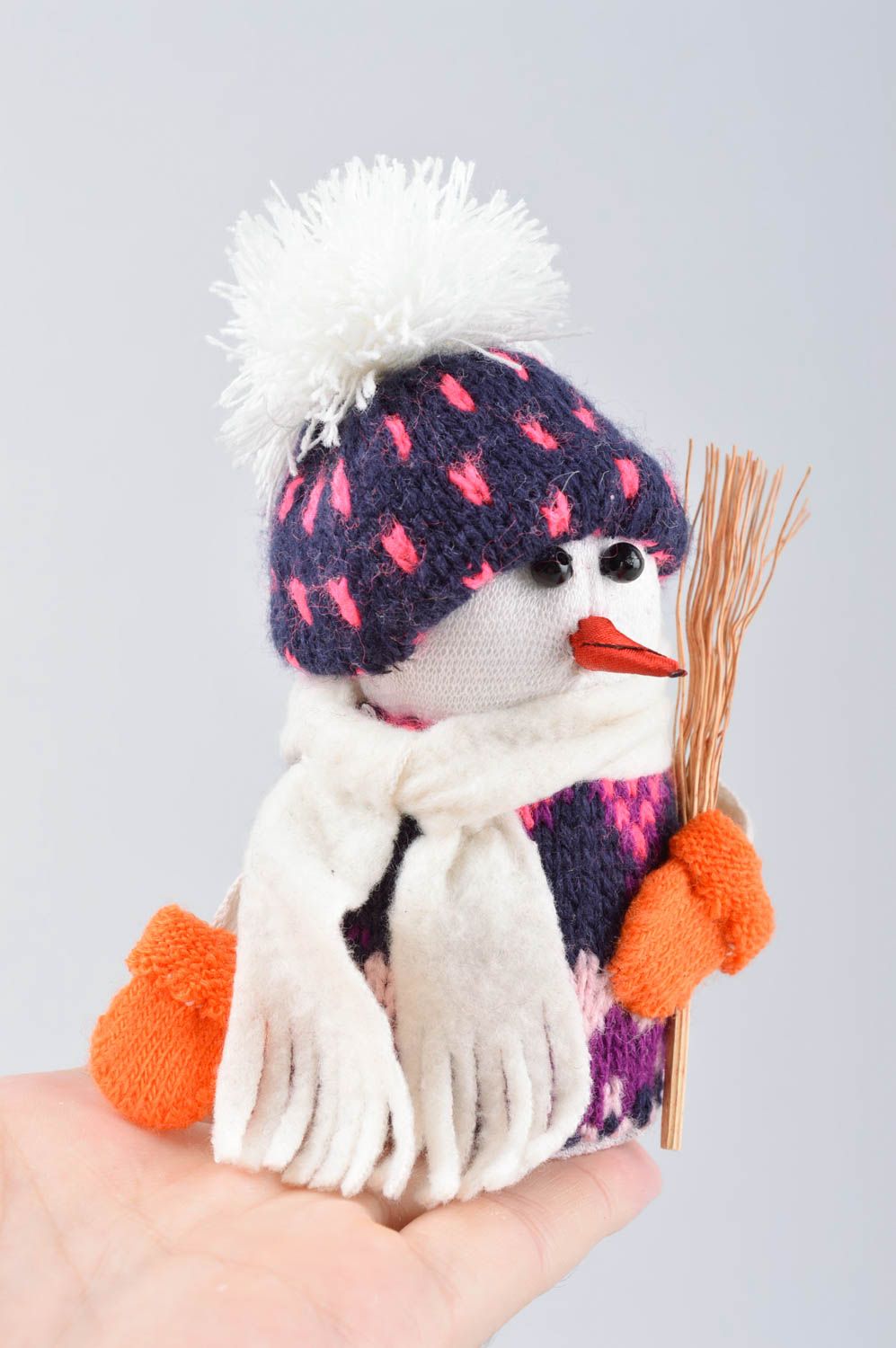 Новогодняя игрушка хэнд мэйд игрушка снеговик интерьерная игрушка с петелькой фото 5