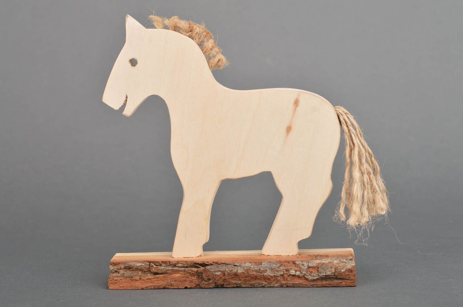 Originelles schönes weißes handgemachtes Spielzeug Pferd für Kinder oder Dekor foto 2
