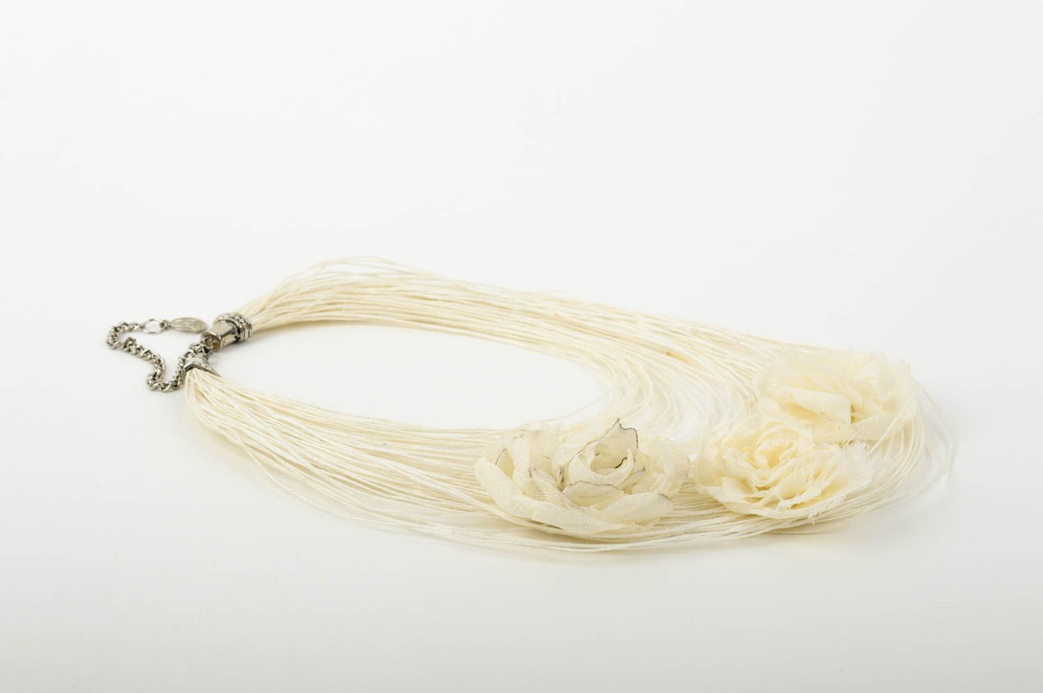 Collana di fili inamidati fatta a mano girocollo originale accessorio da donna foto 3