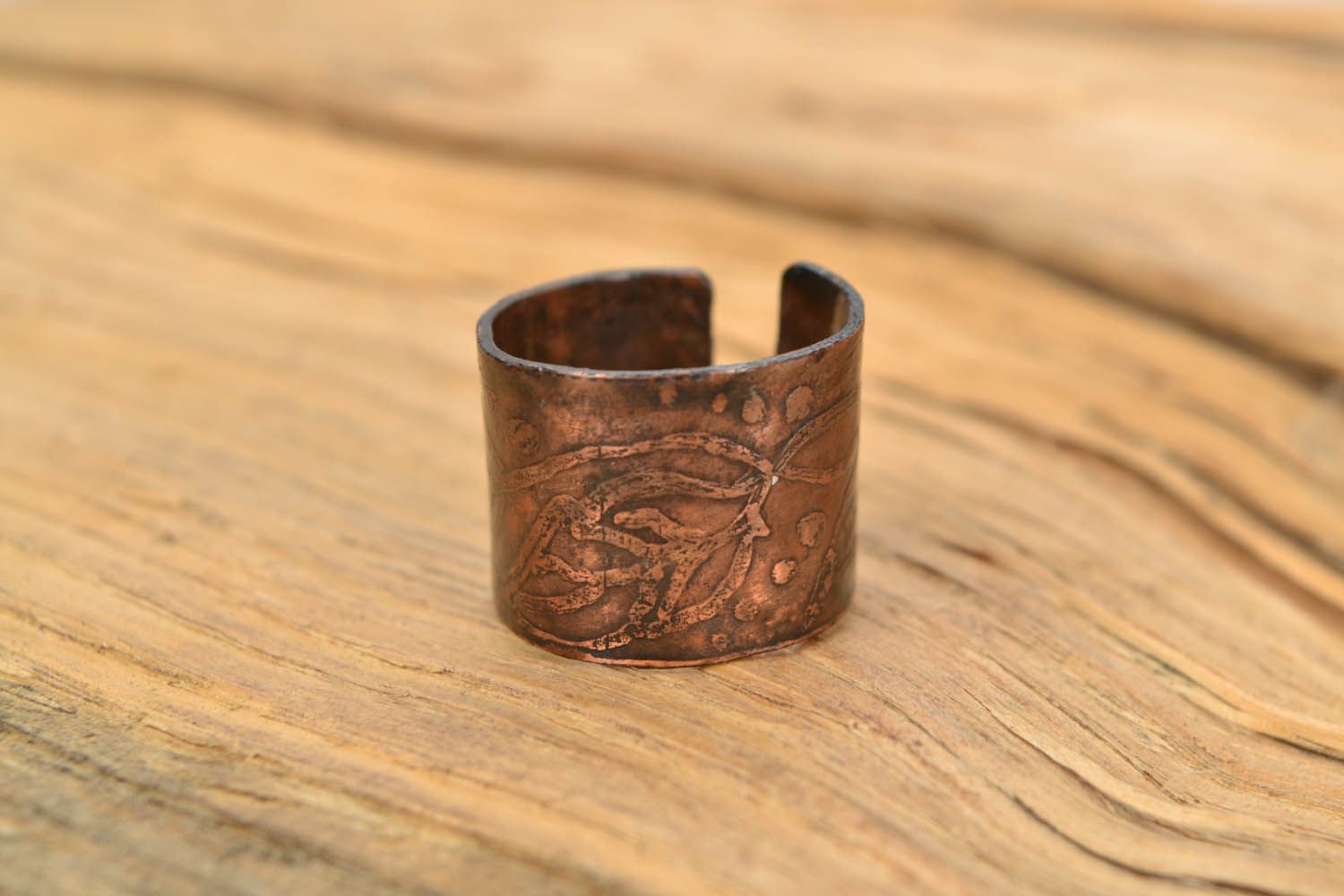 Handgemachter Kupfer Ring mit Ornament foto 1