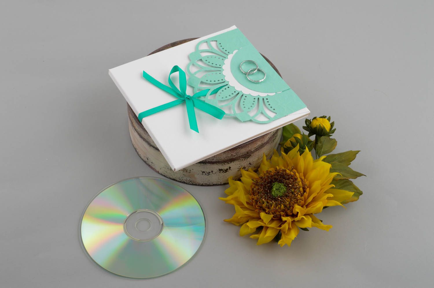 Handmade CD Papierhülle kreatives Geschenk Design Verpackung mit Schleife türkis foto 1