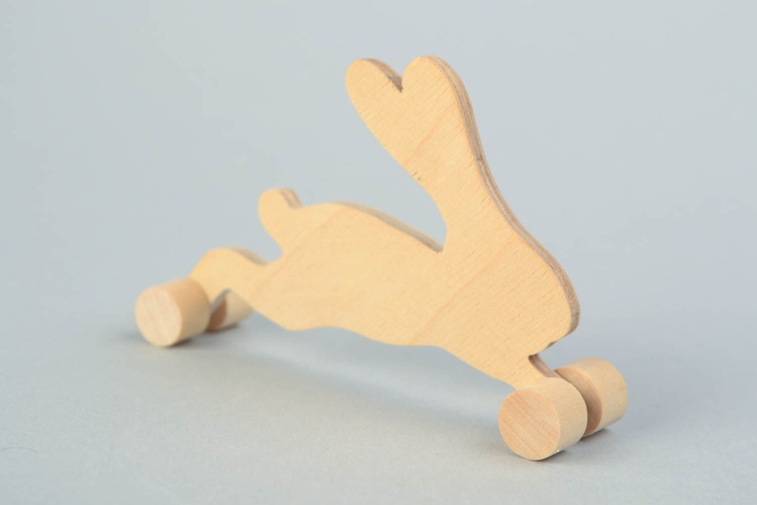 Заготовка для творчества из дерева ручной работы резная игрушка кролик на колесах фото 1