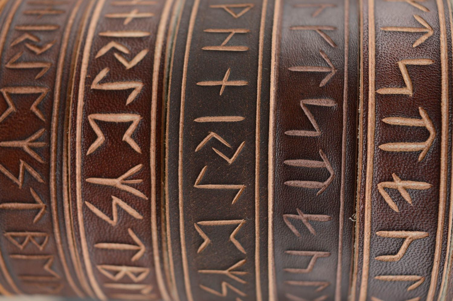 Bracelet fait main de vrai cuir avec runes accessoire talisman couleur marron photo 5