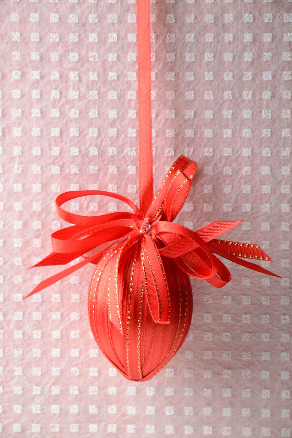 Décoration à suspendre fait main Oeuf décoratif rouge en rubans Cadeau original photo 1