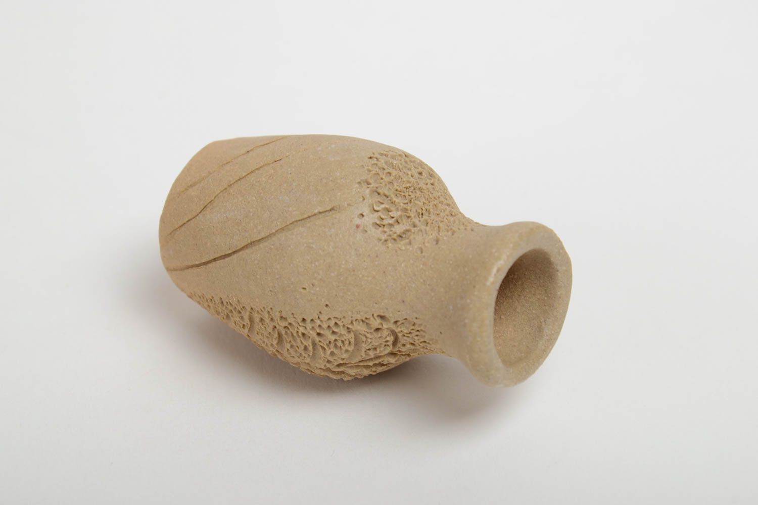 Крошечный декоративный кувшинчик из глины ручной работы с рельефным узором фото 3