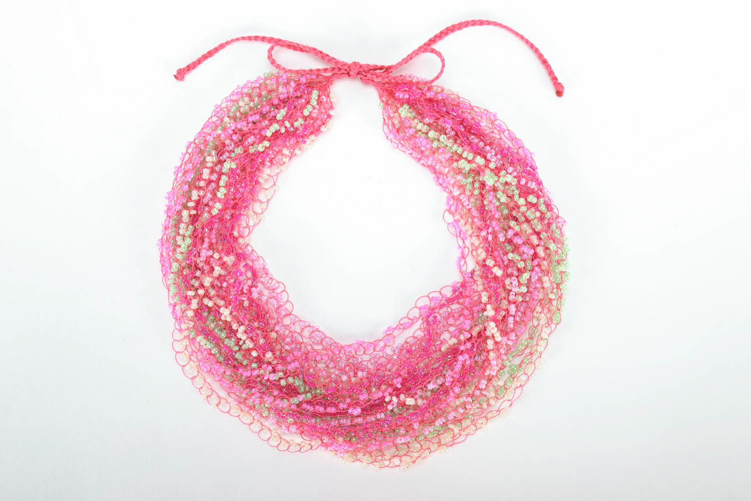 Collar de abalorios en tonos rosados foto 3