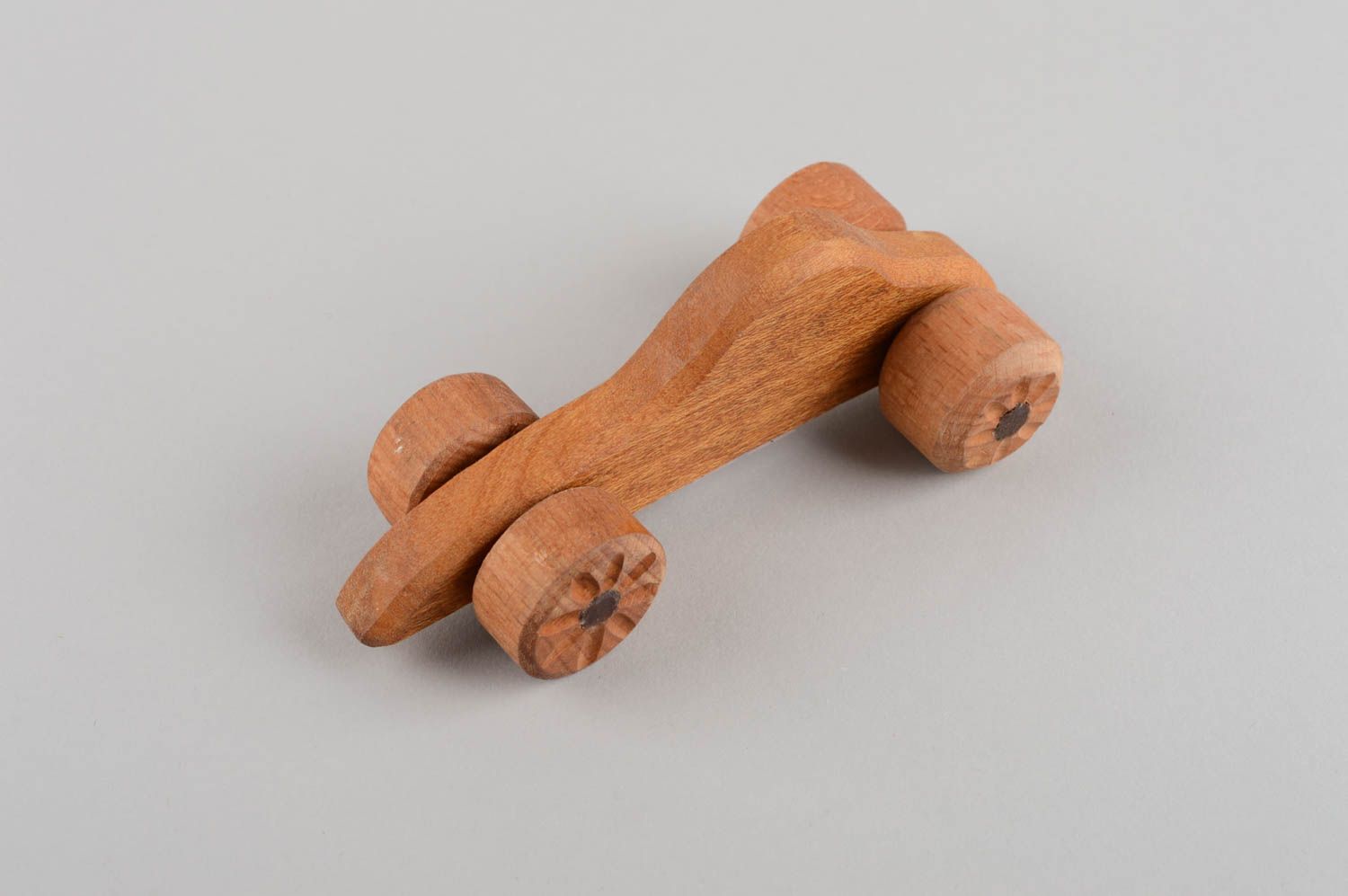 Экологическая игрушка для детей деревянная машинка на колесах ручной работы фото 2