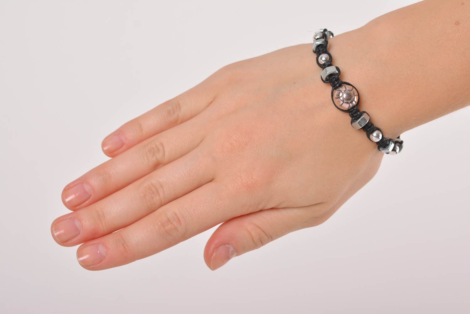 Bracelet original Bijou fait main noir macramé avec écrous Cadeau pour femme photo 3