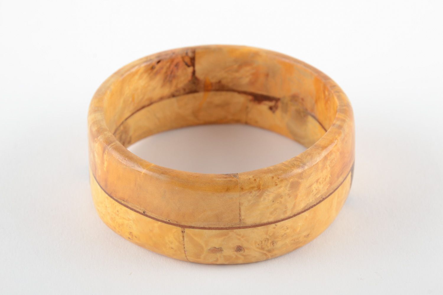Bracelet en bois fait main original large de couleur claire accessoire sculpté photo 1