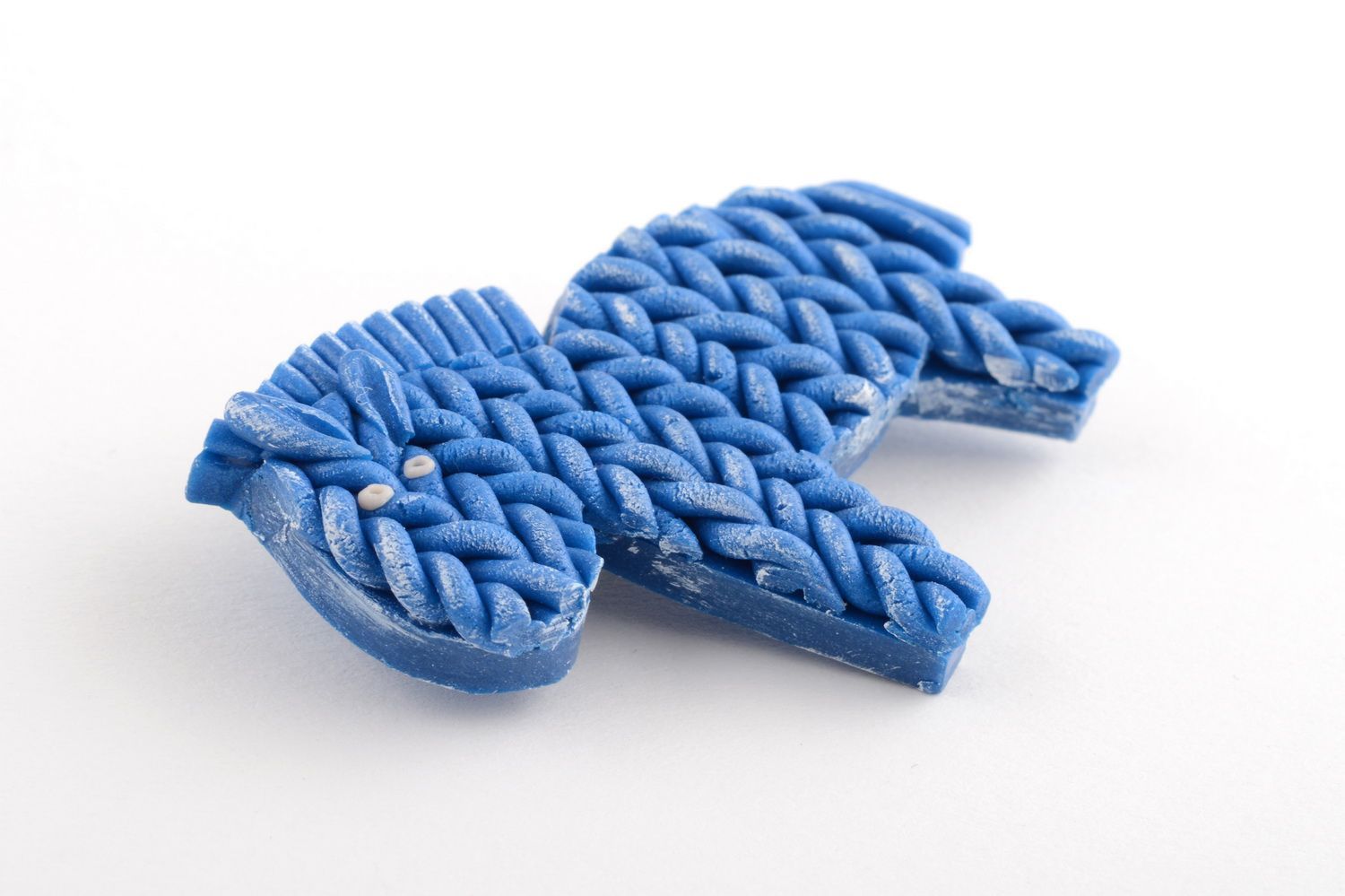 Broche en argile polymère poney bleu faite main originale imitation tricotage  photo 4