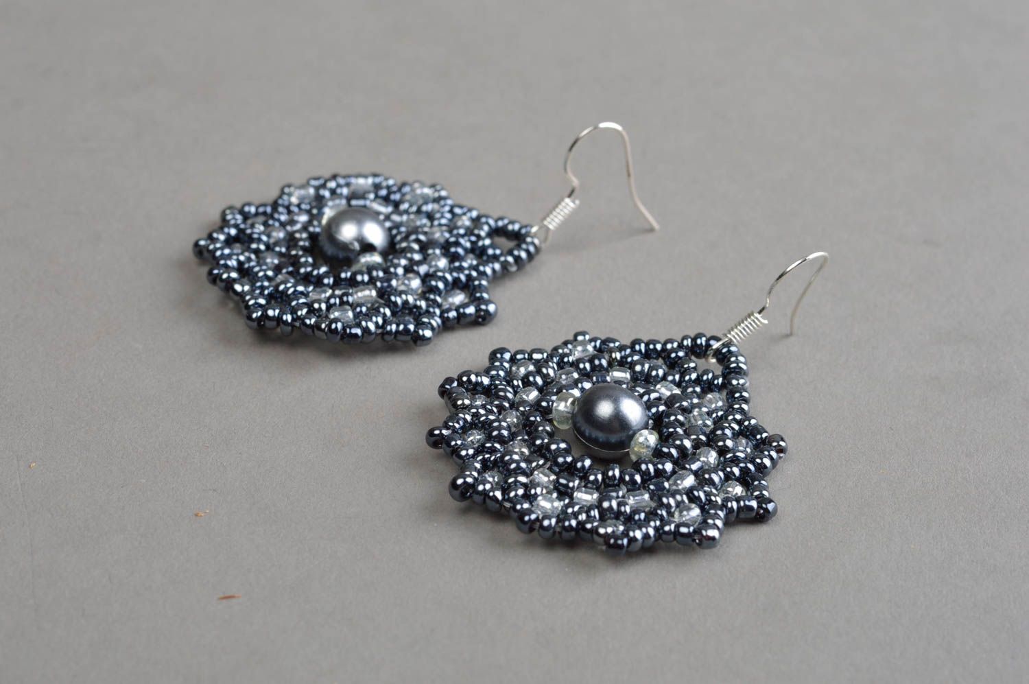 Boucles d'oreilles en perles de rocaille gris foncé rondes pendantes faites main photo 3