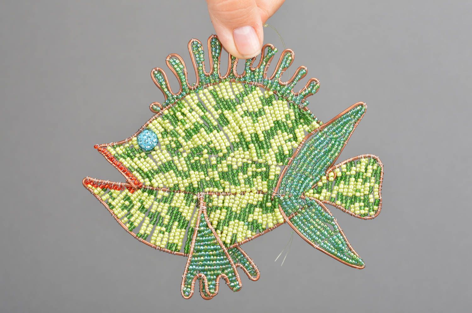 Интерьерная подвеска из бисера рыбка зеленая красивая небольшая ручной работы фото 3