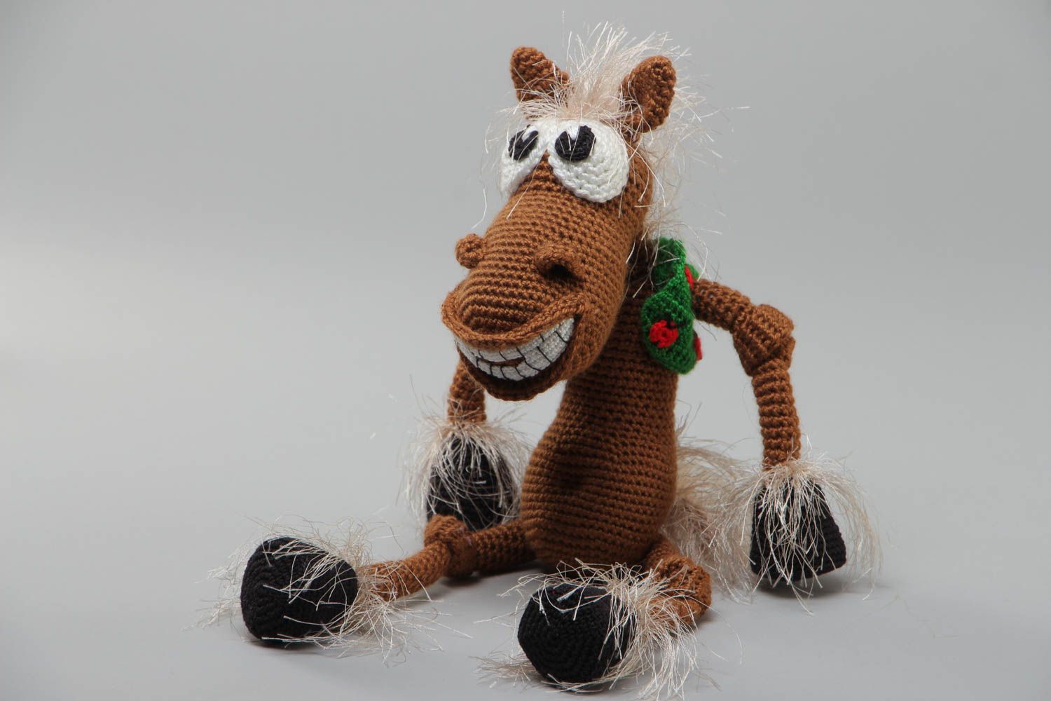 Мягкая вязанная игрушка конь из акриловых ниток коричневый смешной ручная работа фото 2