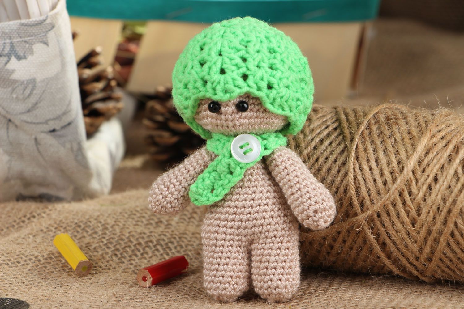 Poupée tricotée Petit homme avec bonnet vert photo 5