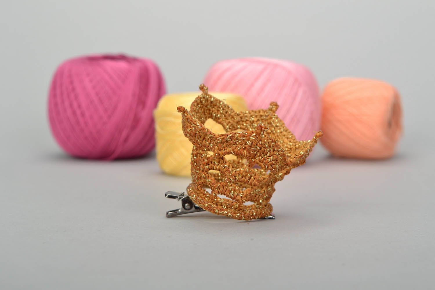 Barrette in the shape of a crown photo 1