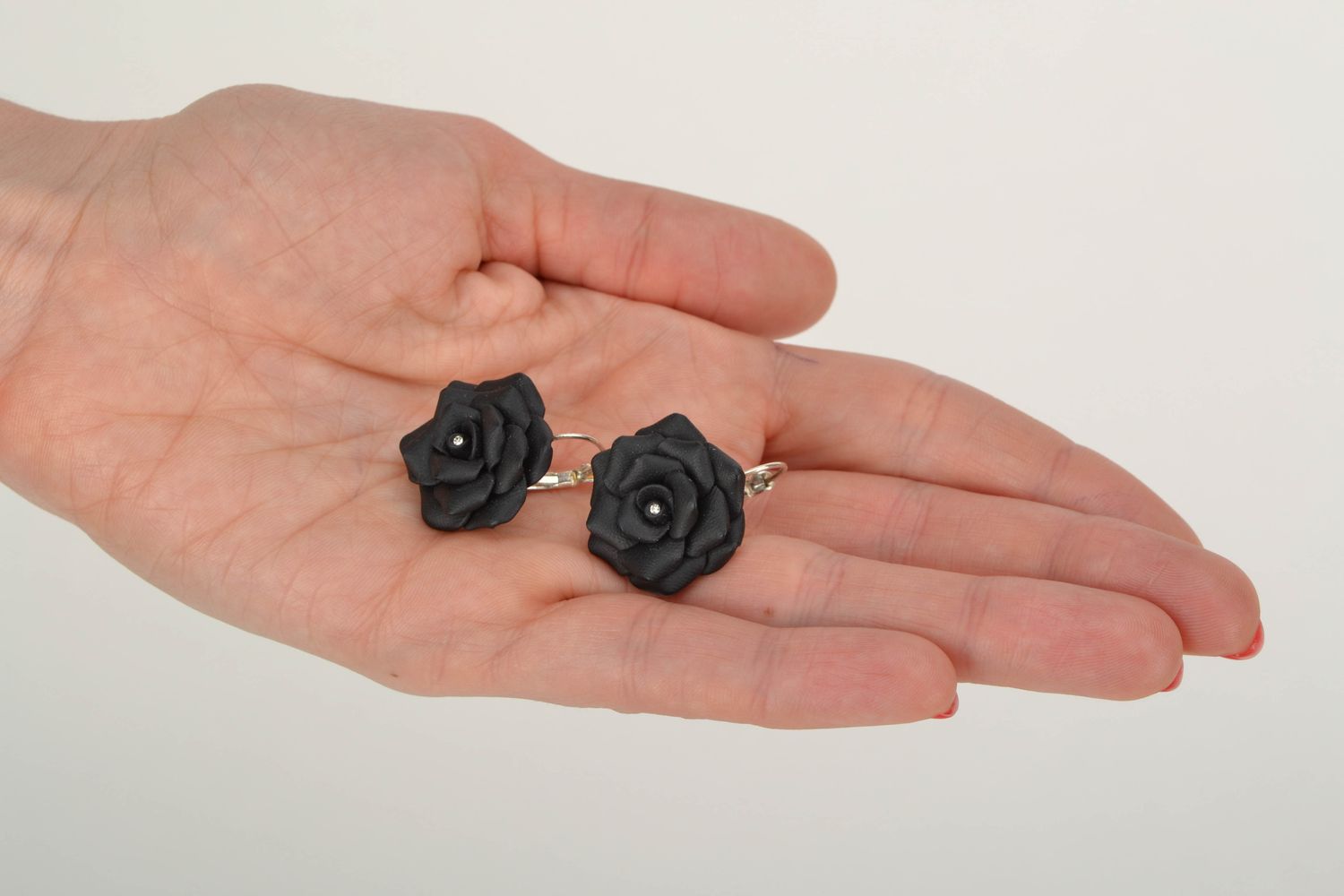Boucles d'oreilles en pâte polymère en forme de roses noires photo 2