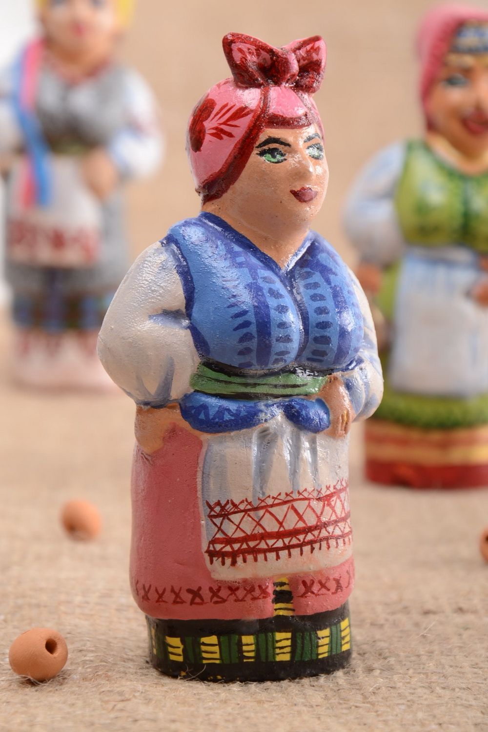 Figurine de femme paysanne en argile faite main décorative peinte originale photo 1