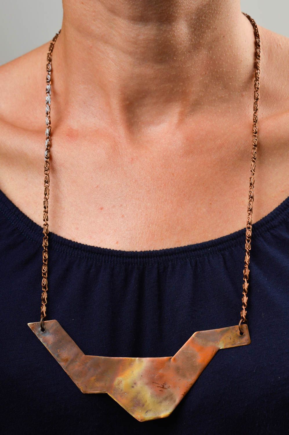 Pendentif en métal Bijou fait main en cuivre sur chaîne Accessoire femme photo 1