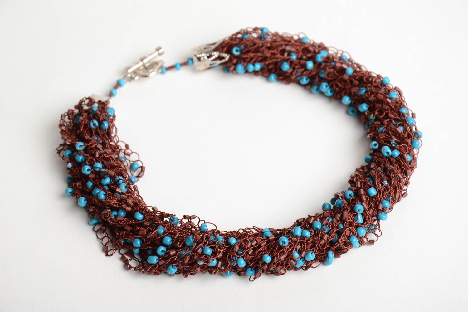 Collier volumineux en perles de rocaille tressé au crochet fait main bleu-marron photo 3