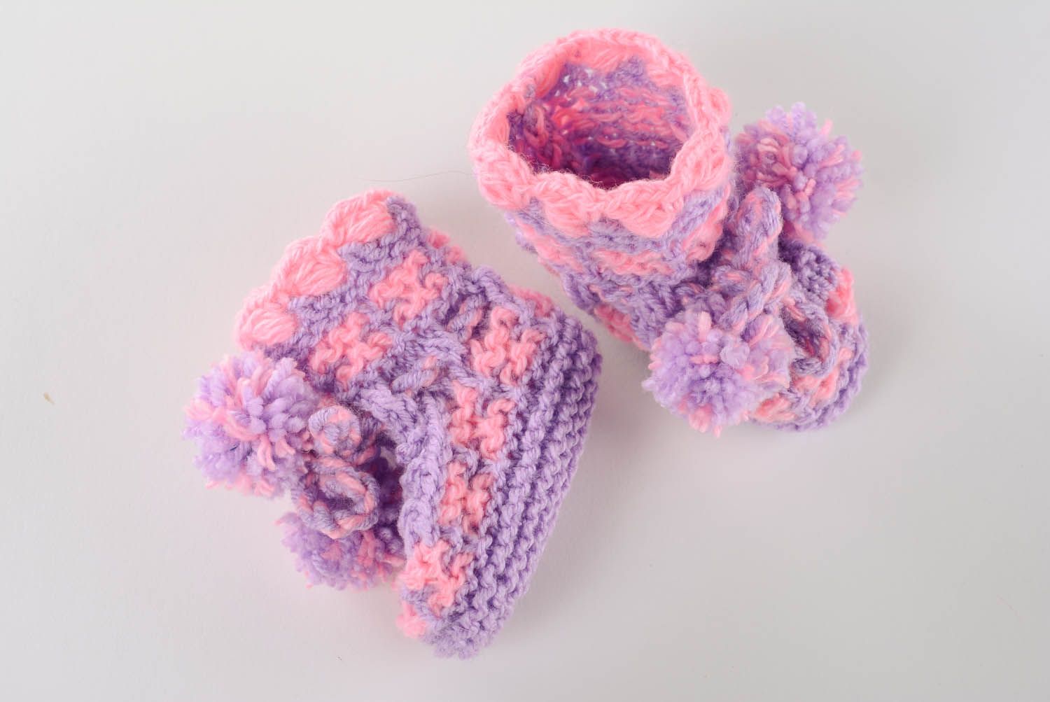 Chaussons de bébé tricotés roses faits main photo 3