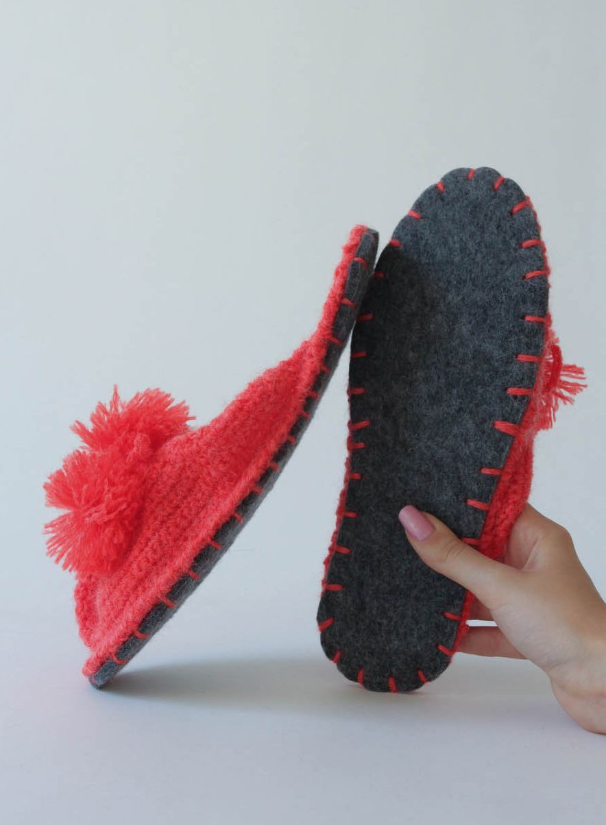 Pantofole da casa fatte a mano di lana in colore rosso da donna belle foto 4