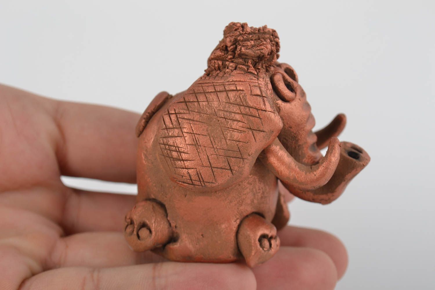 Декоративная глиняная фигурка в виде слоника расписанного акрилом ручной работы фото 2