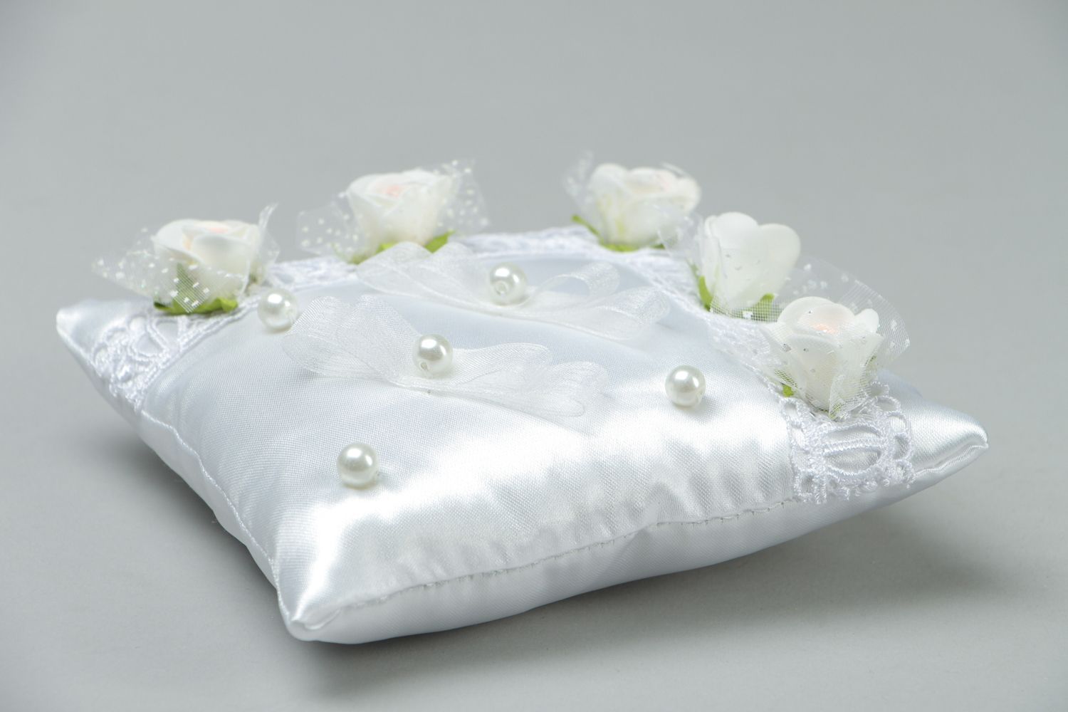Свадебная подушка под кольца атласная с розочками фото 3