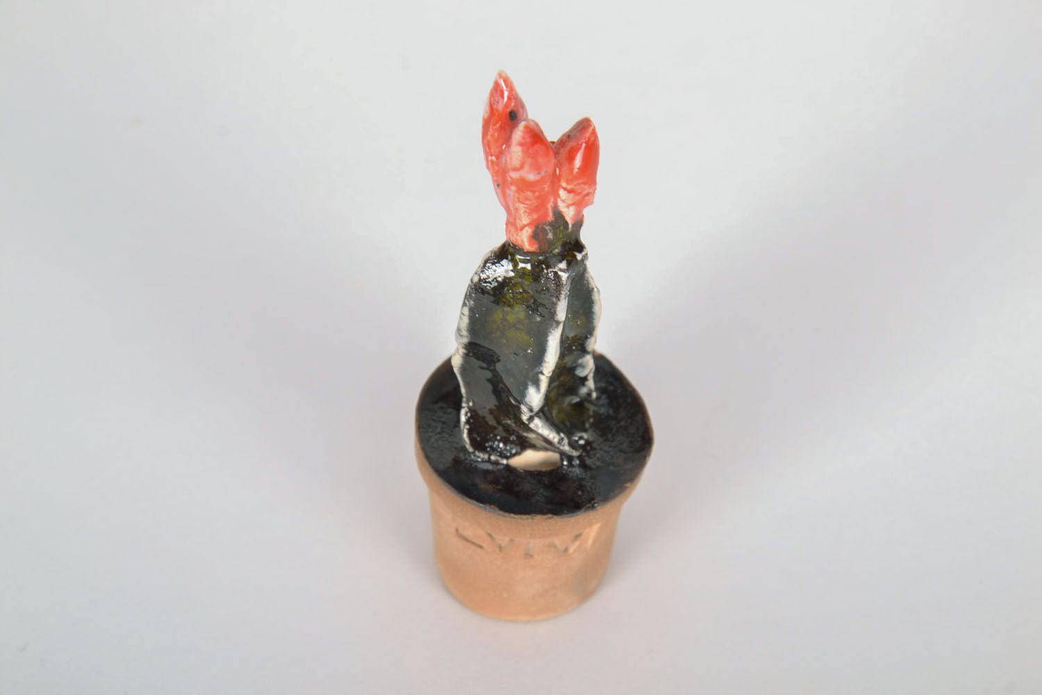 Estatueta de argila artesanal Cacto com flor vermelha  foto 3