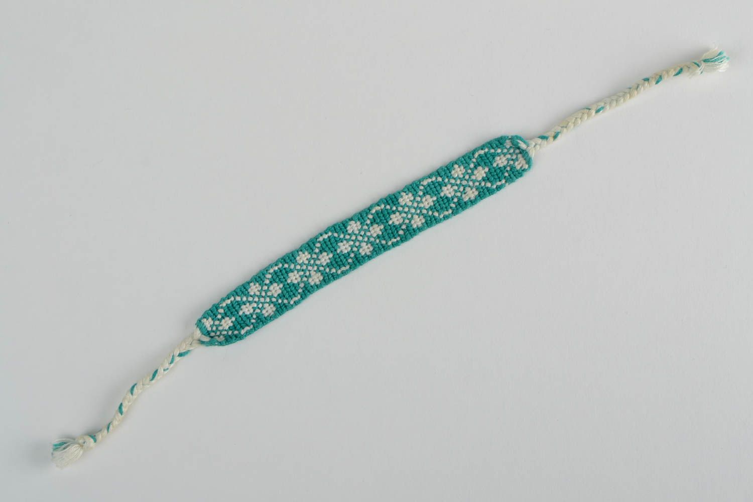 Bracelet tressé en fils technique macramé turquoise blanc fait main motif floral photo 5