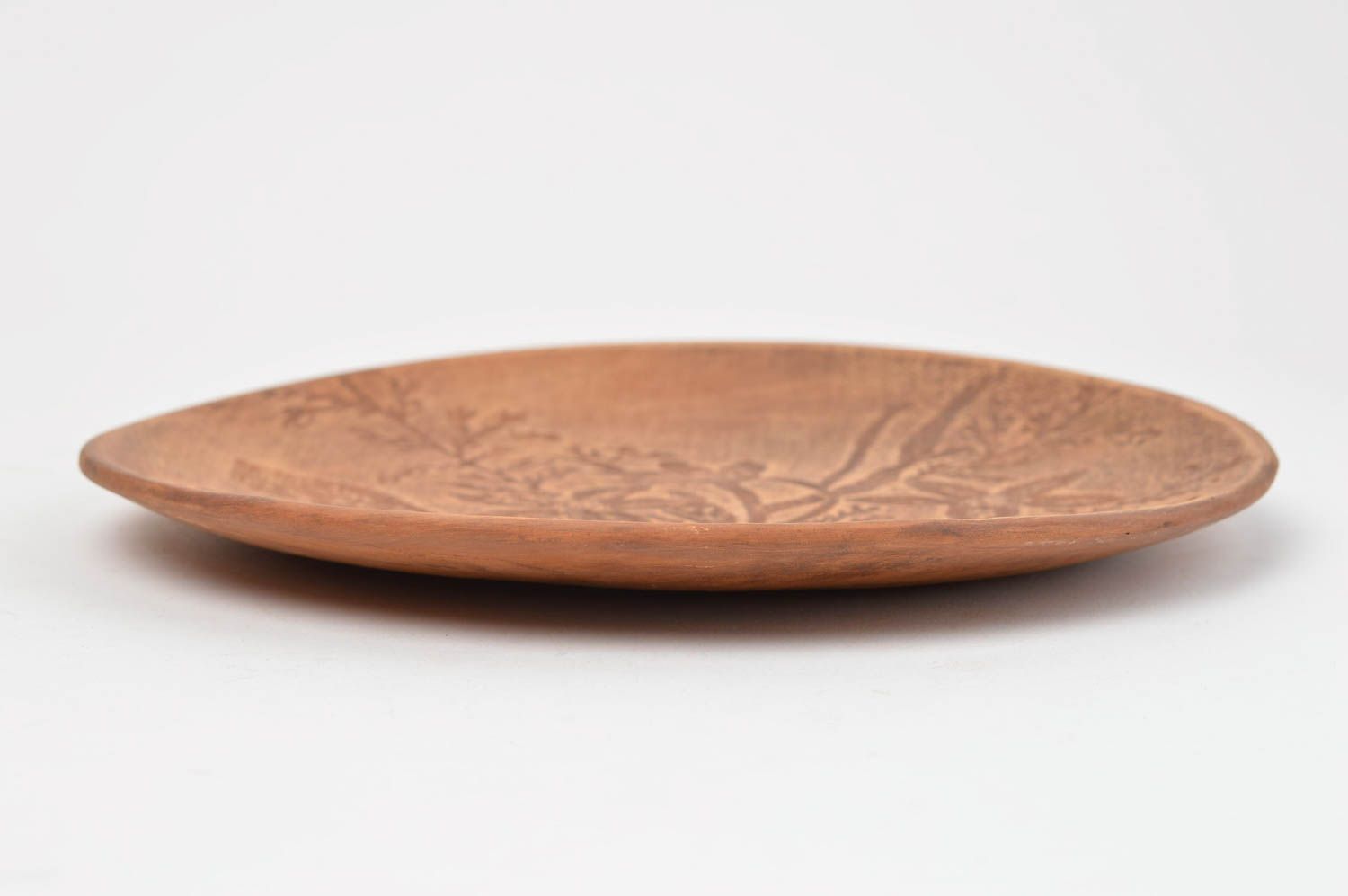 Красивая круглая керамическая тарелка из красной глины с цветочным узором  фото 3