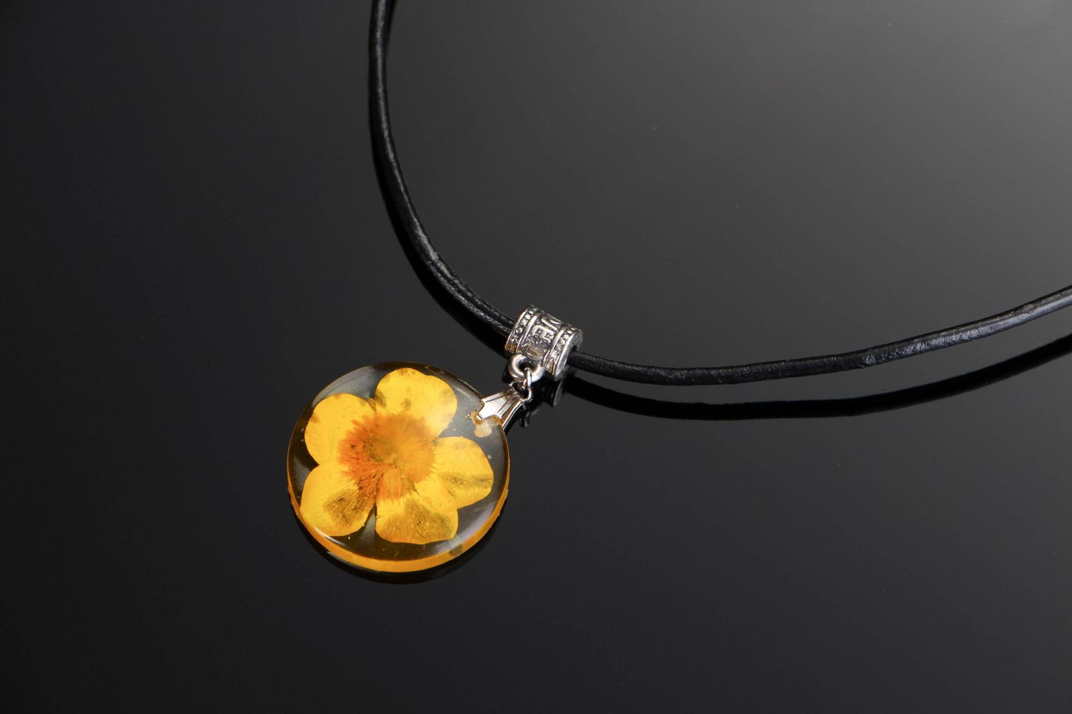 Pendant made of epoxy with buttercup photo 3