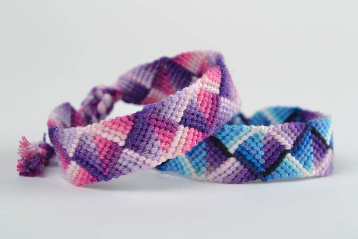 Плетеные браслет фенечки из ниток набор из 2 аксессуаров цветные ручная работа фото 3