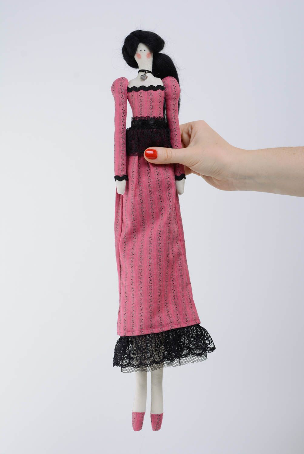 Künstlerische Textil Puppe mit schwarzen Haaren klein im rosa Kleid handgemacht foto 5