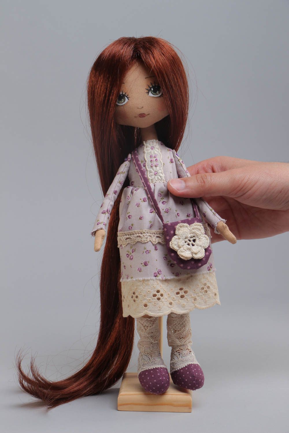 Poupée décorative en tissu de coton aux longs cheveux avec support faite main photo 5