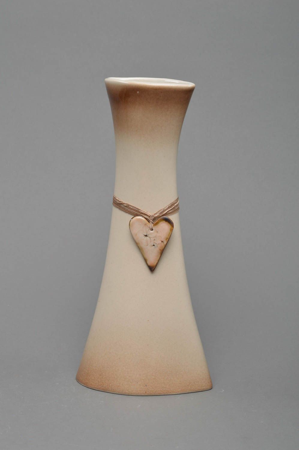 11 inches beige color with molded heart ceramic decorative vase 1,66 lb photo 1