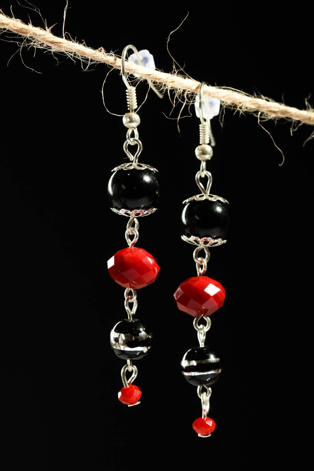 Серьги ручной работы длинные модные серьги украшение из бусин черное с красным фото 1