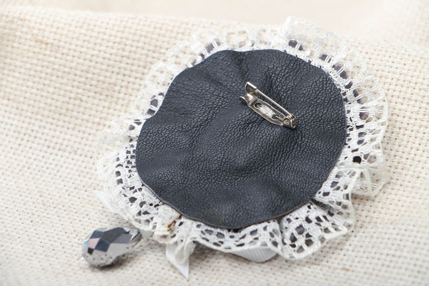 Velvet brooch with cameo photo 3