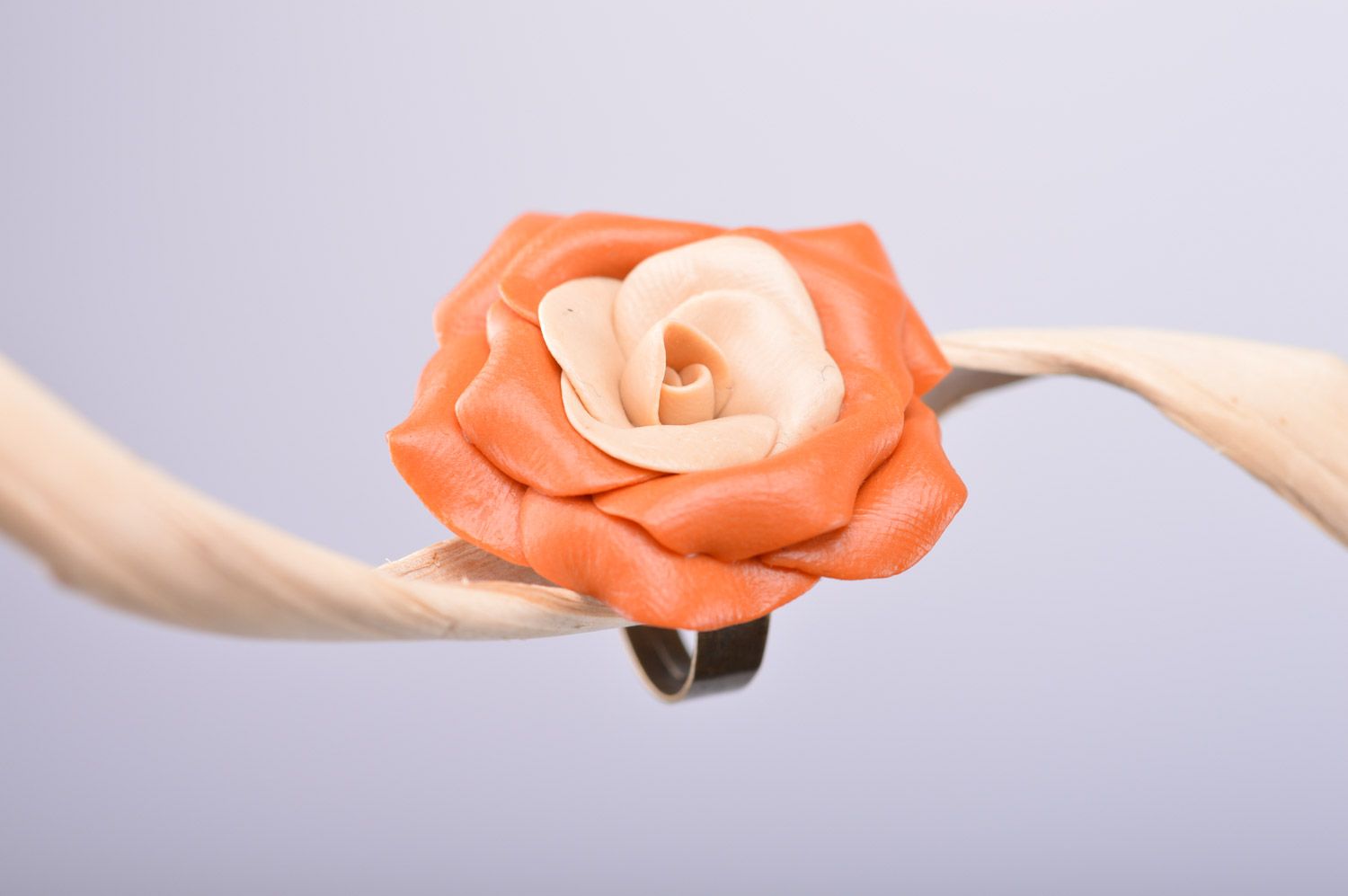 Оранжевое кольцо с цветком из полимерной глины ручной работы для девушки фото 1