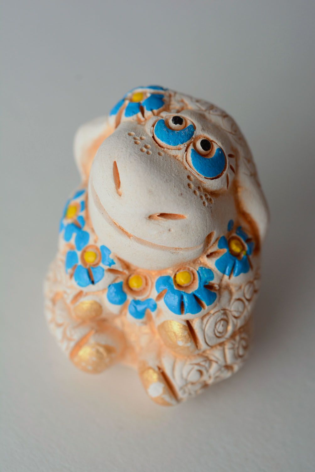 Figura decorativa de cerámica Oveja en flores foto 3