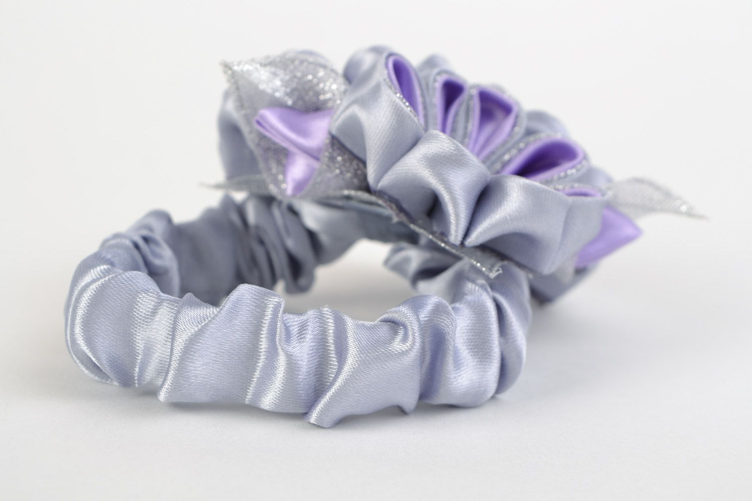 Élastique cheveux en tissu gris lilas avec fleur kanzashi grand fait main photo 5