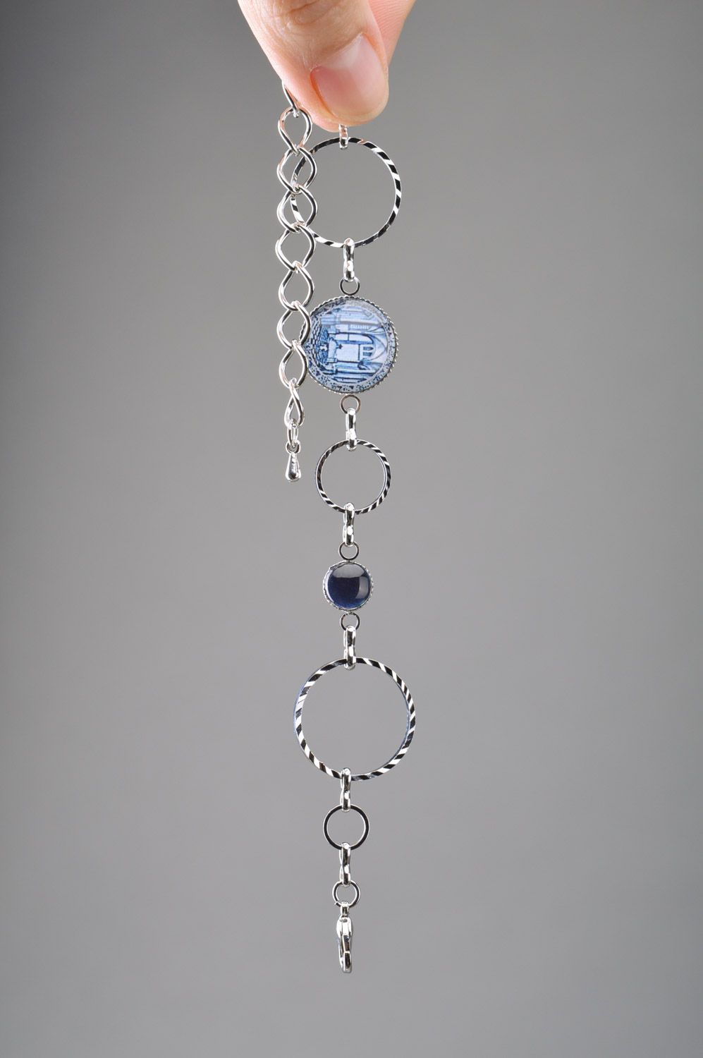 Joli bracelet fait main en métal avec anneaux pour femme Ville au bord de la mer photo 3