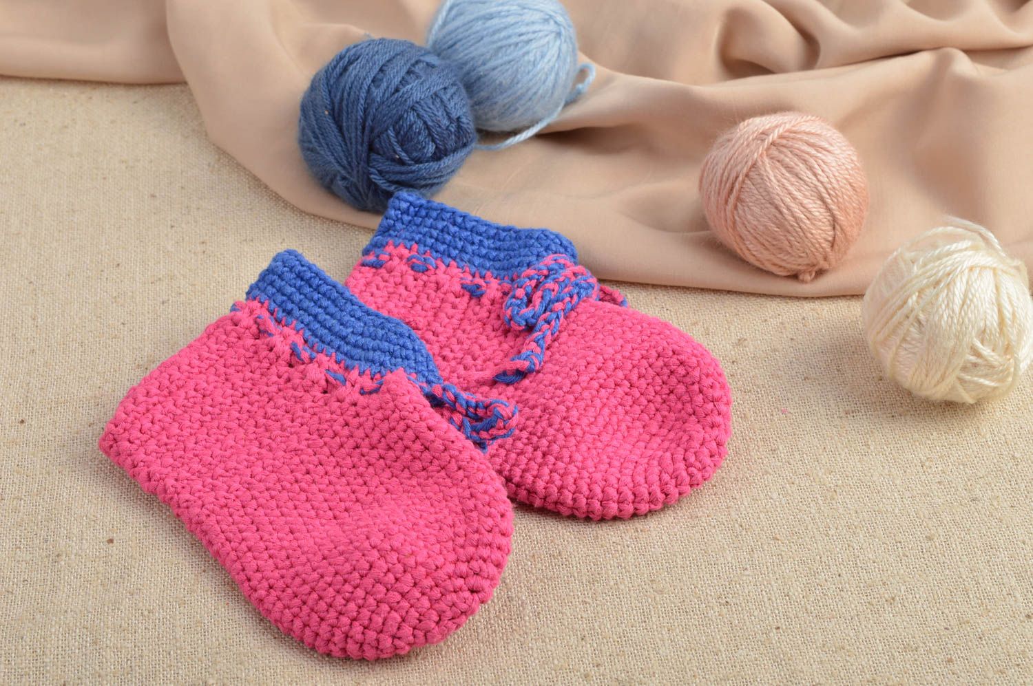 Handgefertigte Schuhe Gehäkelte Babyschuhe Geschenk für Kleinkinder mit Bändern foto 1