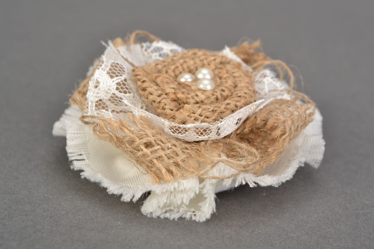 Set of 2 handmade beige and white brooches with tender burlap flowers with lace photo 3