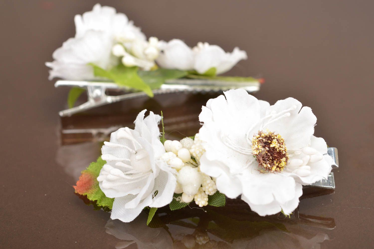 Pinces à cheveux fleurs blanches artificielles 2 pièces faites main pour fille photo 2