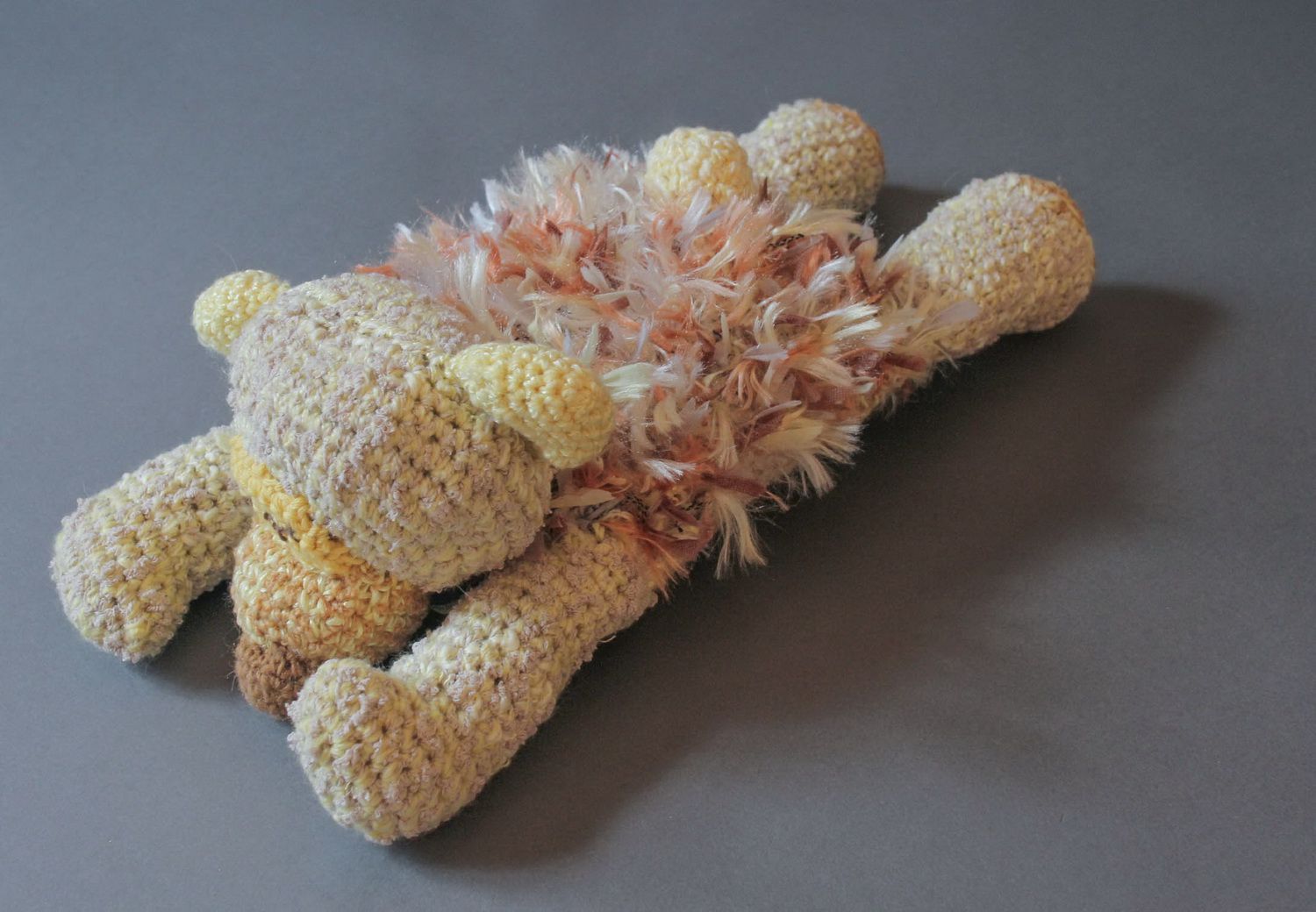 Giocattolo a maglia fatto a mano pupazzo a forma di orsetto che dorme  foto 1
